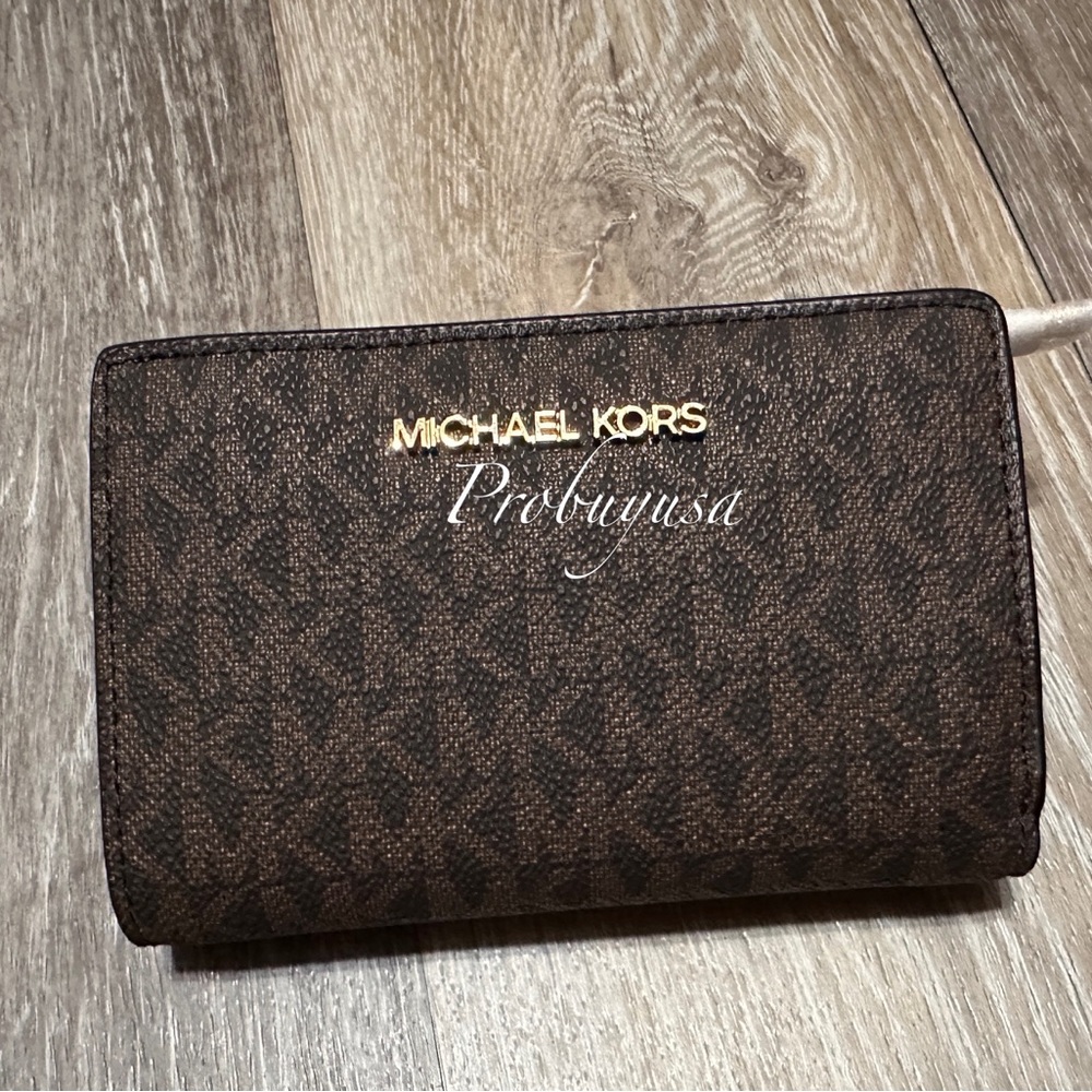 NWT Michael Kors Jet Set Travel Medium Bifold Zip Coin Wallet